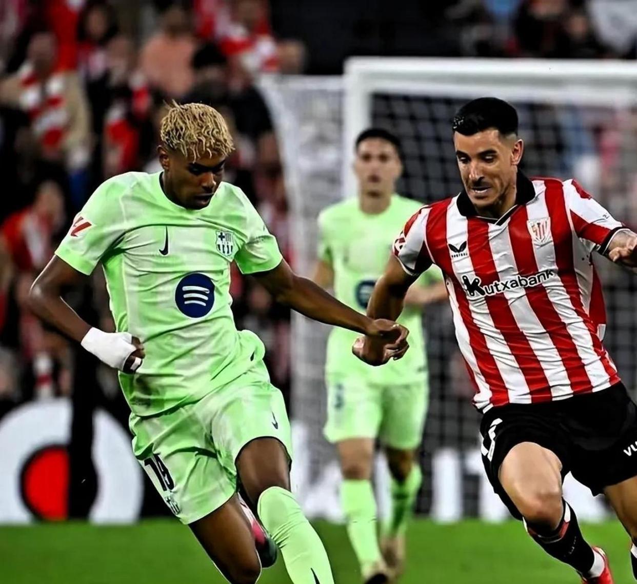 华体会下载-尤文力克巴萨，莱万补时绝平世界杯  第1张